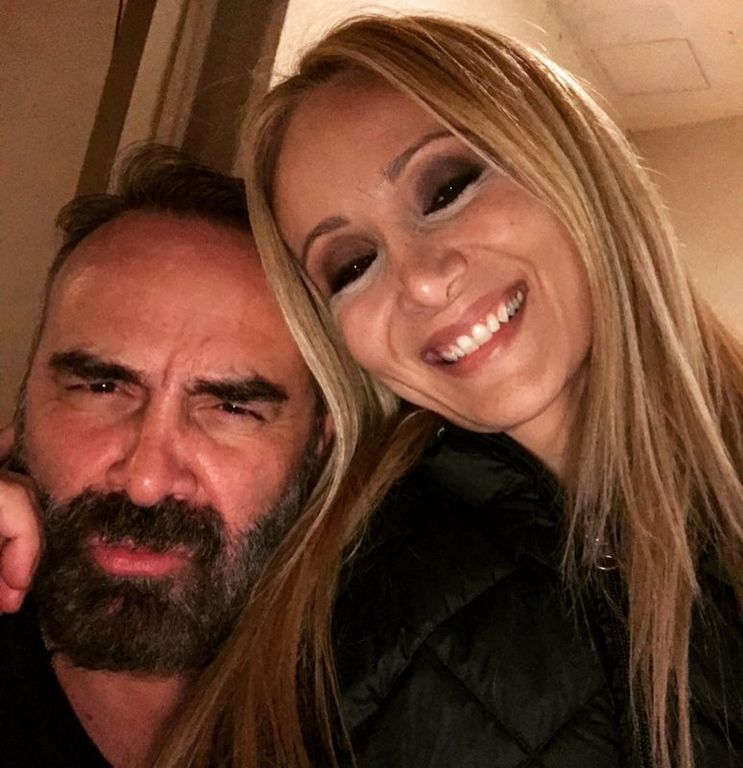 Οι γιοι του γνωστού Έλληνα παρουσιαστή «φαγώθηκαν» να στρώσουν τα χαλιά και αυτός ήταν ο λόγος (pic)