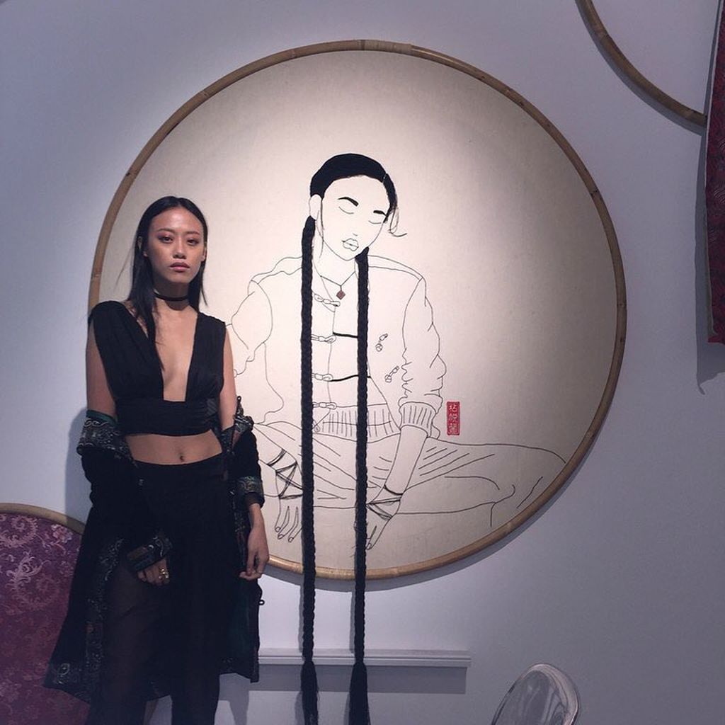 Γνωστό μοντέλο δημιουργεί πρωτότυπα γυναικεία πορτρέτα σε καμβά (pics)