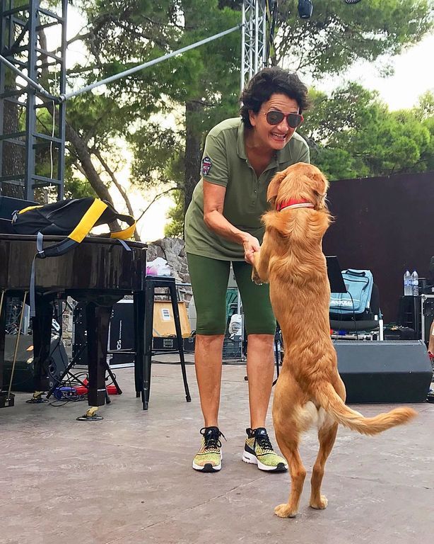 Η Ελληνίδα τραγουδίστρια με αυτή τη φωτογραφία γιόρτασε τα 64α γενέθλιά της