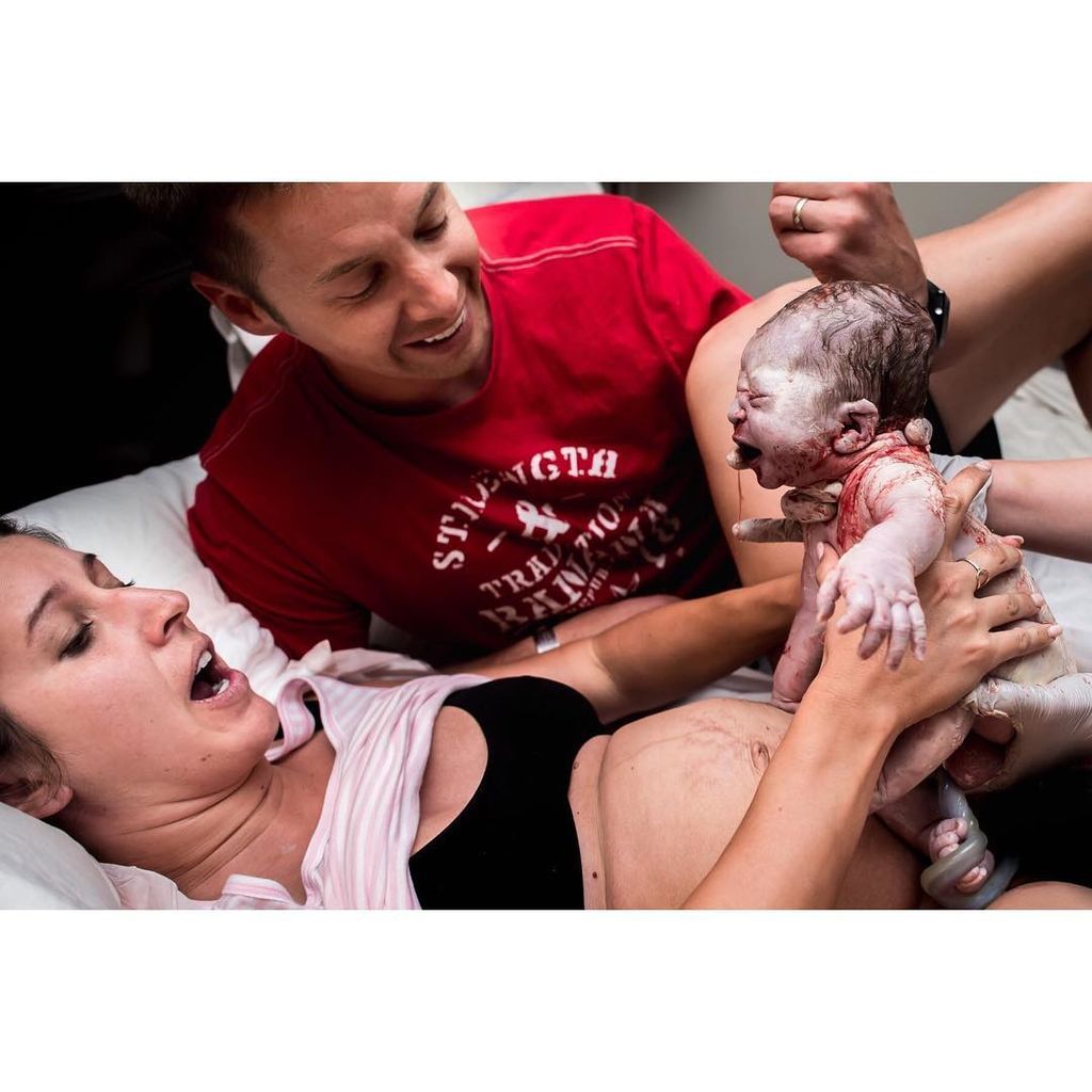 Έτσι νιώθει μια μαμά όταν κρατά ή βλέπει για πρώτη φορά το νεογέννητο μωρό της (pics)