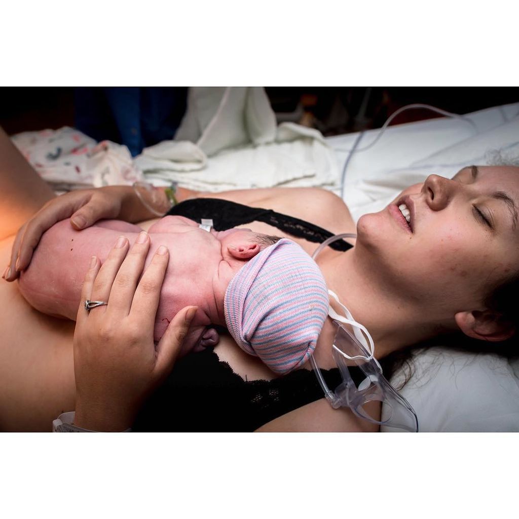 Έτσι νιώθει μια μαμά όταν κρατά ή βλέπει για πρώτη φορά το νεογέννητο μωρό της (pics)