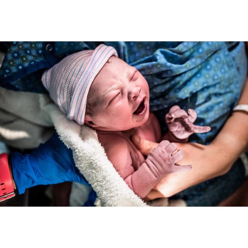 Έτσι νιώθει μια μαμά όταν κρατά ή βλέπει για πρώτη φορά το νεογέννητο μωρό της (pics)