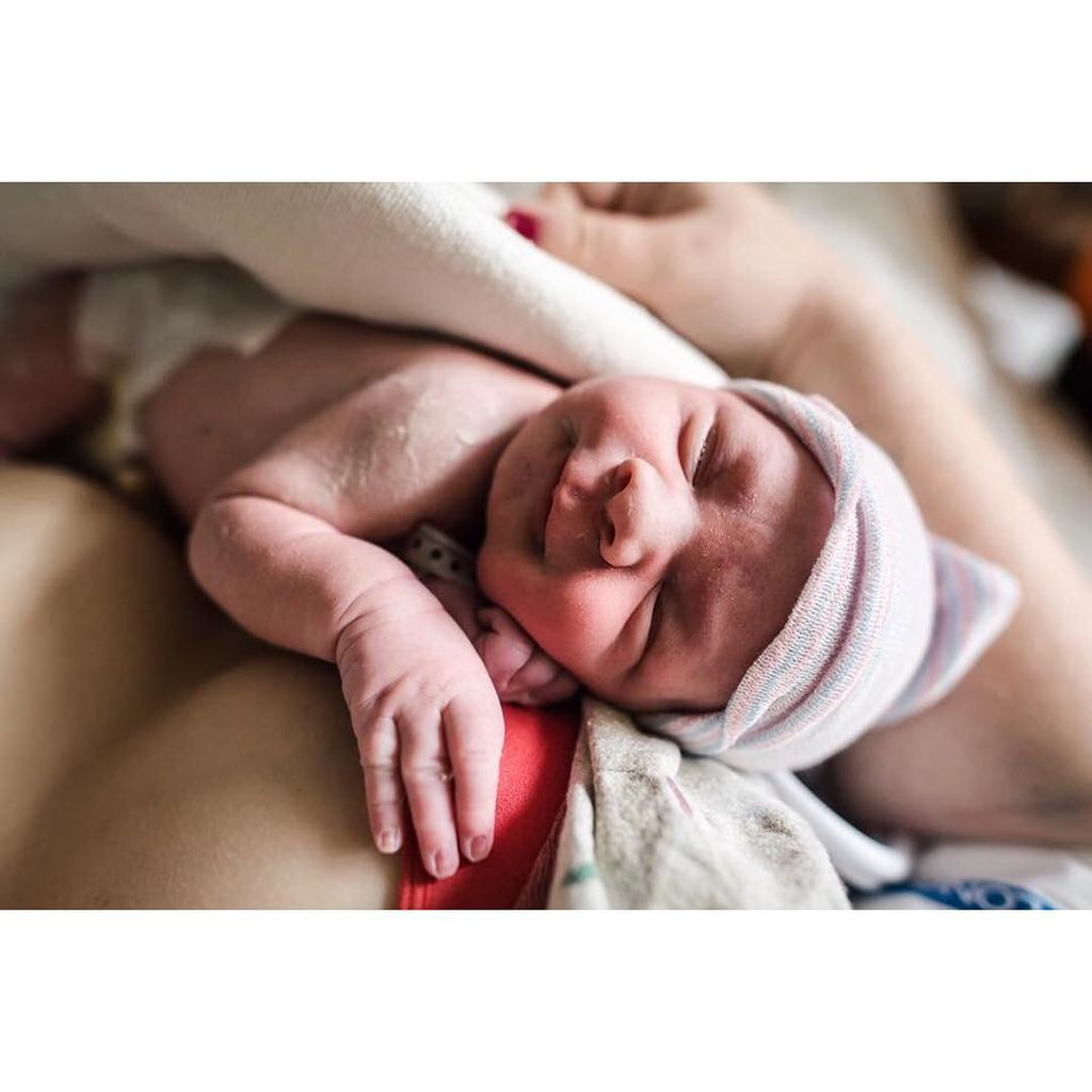 Έτσι νιώθει μια μαμά όταν κρατά ή βλέπει για πρώτη φορά το νεογέννητο μωρό της (pics)