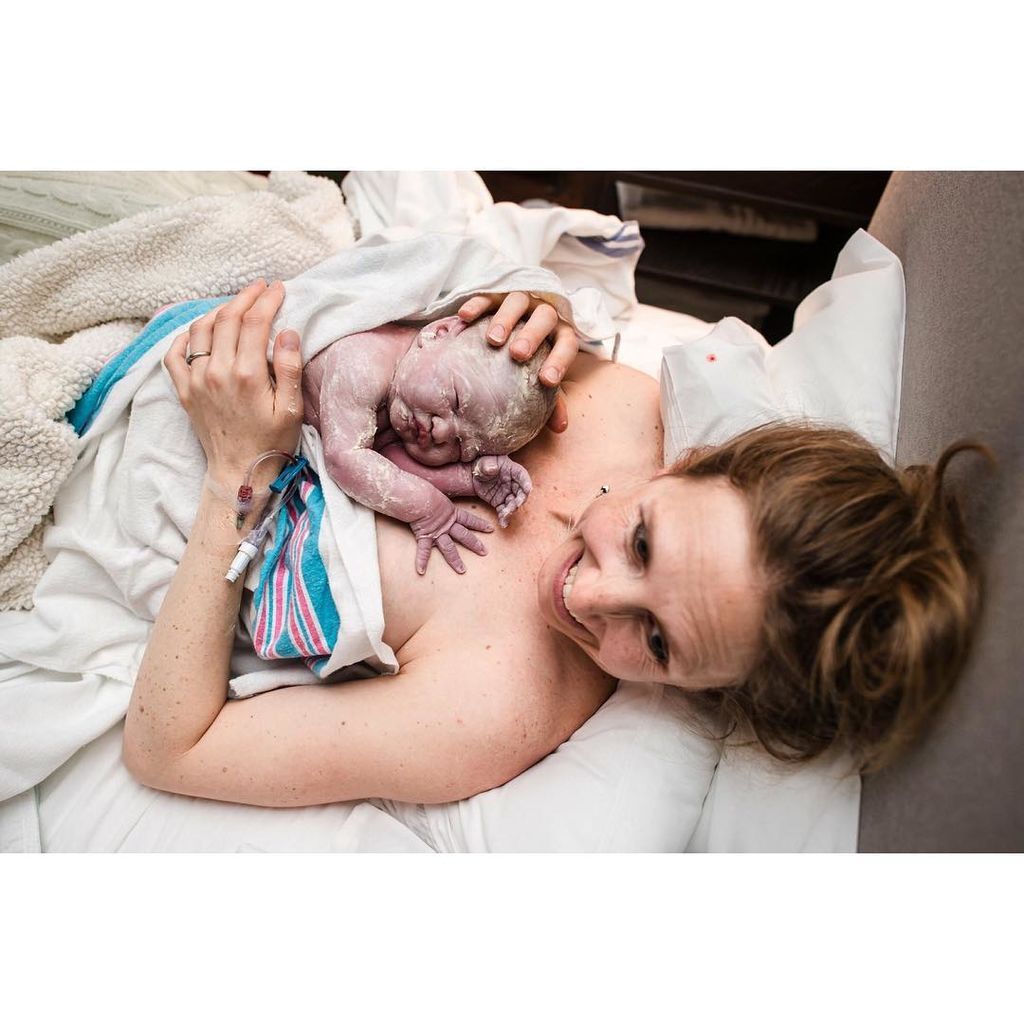 Έτσι νιώθει μια μαμά όταν κρατά ή βλέπει για πρώτη φορά το νεογέννητο μωρό της (pics)