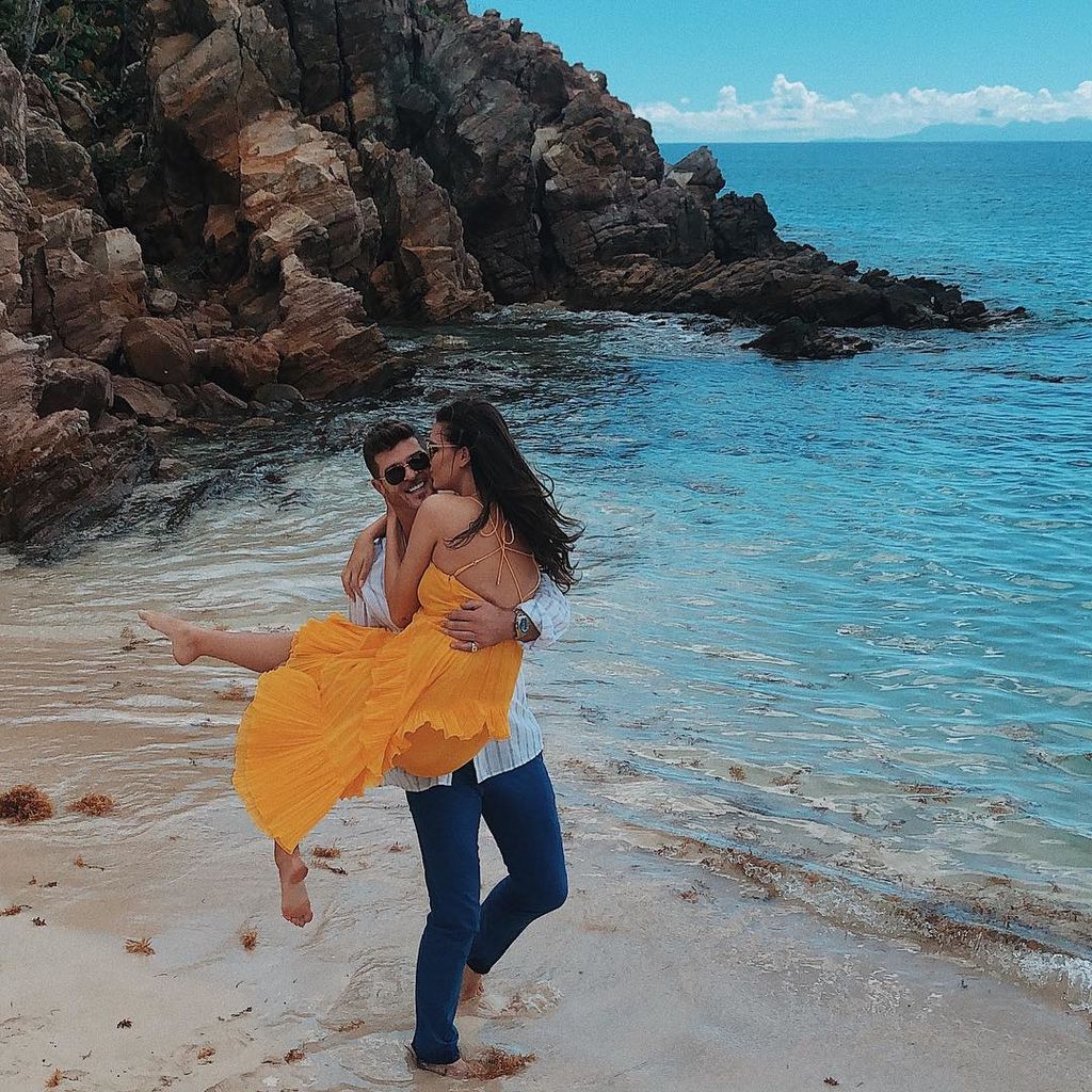 Έρχεται ο πελαργό! Η μέλλουσα γνωστή μαμά φωτογραφίζει τη φουσκωμένη της κοιλίτσα