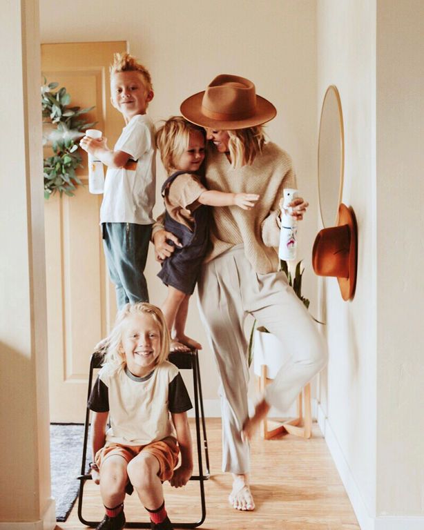 Αυτή είναι η ζωή μιας Influencer μαμάς μπροστά και πίσω από το Instagram (pics)