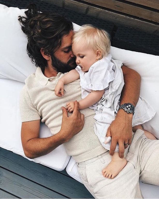 Είκοσι πέντε απίθανες φωτογραφίες μπαμπάδων με τα παιδιά τους σε στιγμές χαλάρωσης  (pics)