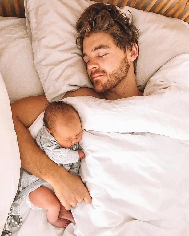 Είκοσι πέντε απίθανες φωτογραφίες μπαμπάδων με τα παιδιά τους σε στιγμές χαλάρωσης  (pics)