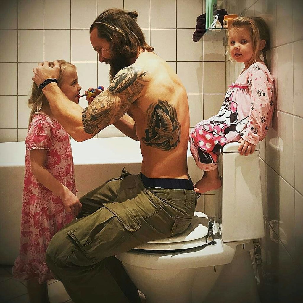 Είκοσι πέντε απίθανες φωτογραφίες μπαμπάδων με τα παιδιά τους σε στιγμές χαλάρωσης  (pics)