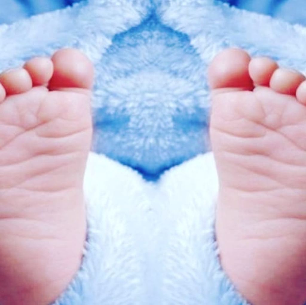 vikychatzΣαν σήμερα έγινα για πρώτη φορά μητέρα. Ένα κρύο απόγευμα του Οκτωβρίου, έφτασα στο μαιευτήριο μικρή, αδαής κι ανυποψίαστη για το πόσο μπορεί να συνδεθεί η μητρότητα με τον πόνο... Επί 13 ολόκληρες ώρες, χωρίς επισκληρίδιο (ρομαντική και ίσως...α