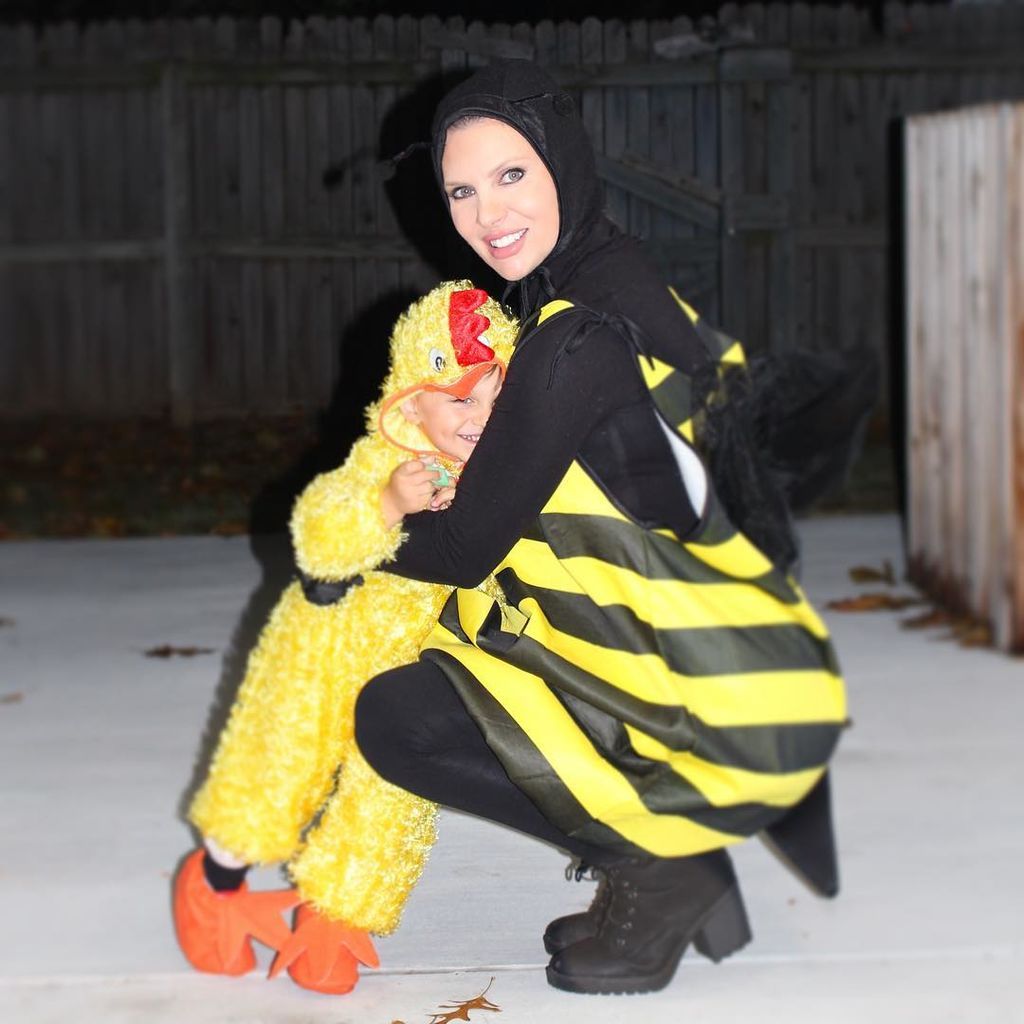 Ελληνίδα παρουσιάστρια γιόρτασε το Halloween με τον γιο της! Φαντάζεστε ποια είναι;