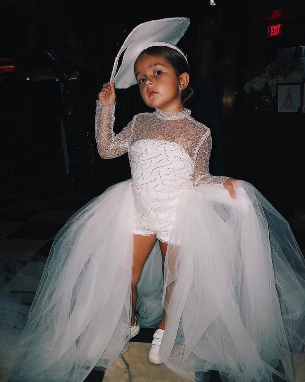 Αυτό είναι το μικρό μοντέλο που από τα post του κερδίζει από 150 μέχρι 5.000 δολάρια