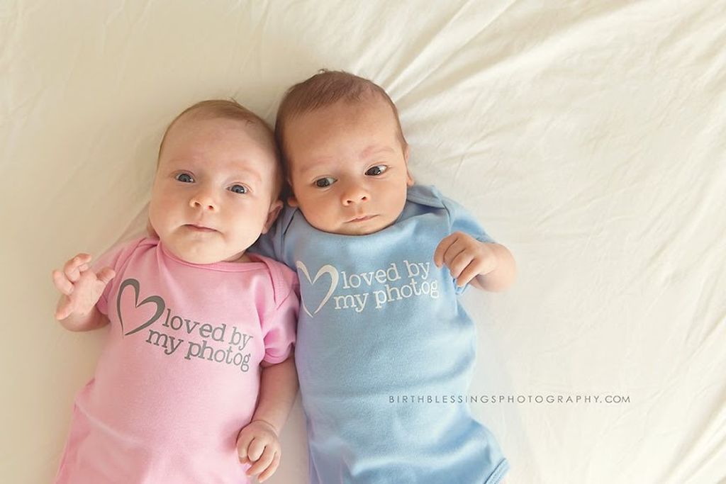 Απίστευτο: Αυτός ο πατέρας ξεγέννησε τα δίδυμά τους μέσα στη μπανιέρα (pics)