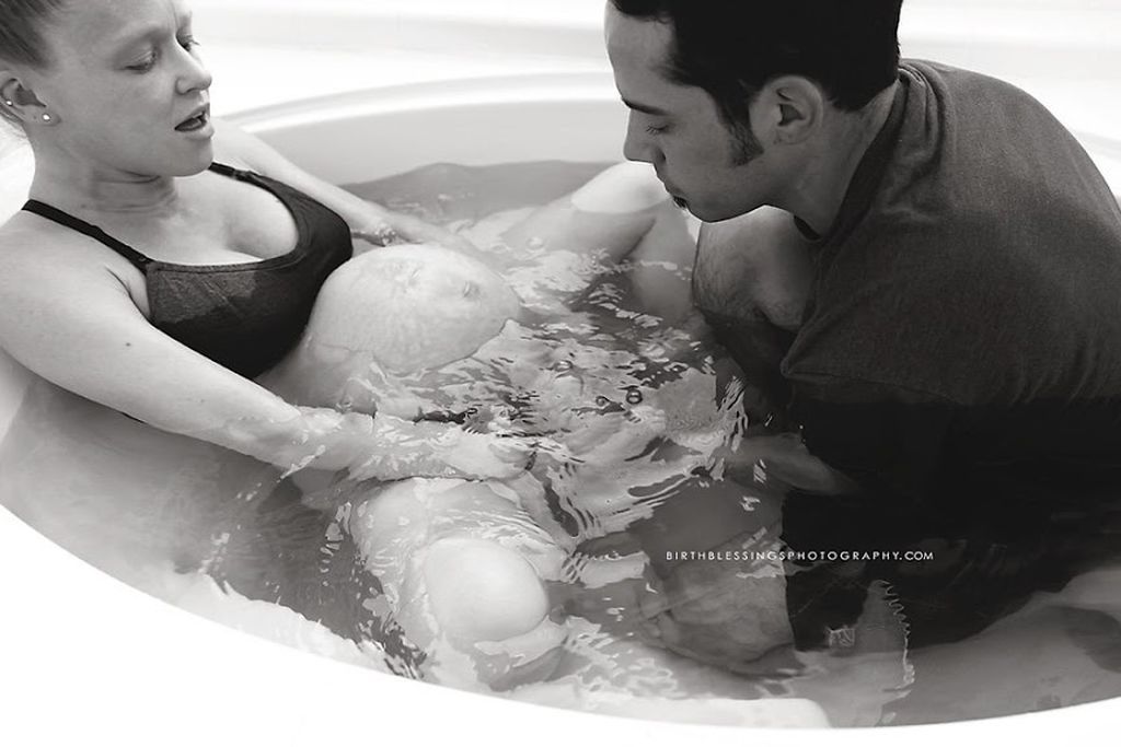 Απίστευτο: Αυτός ο πατέρας ξεγέννησε τα δίδυμά τους μέσα στη μπανιέρα (pics)