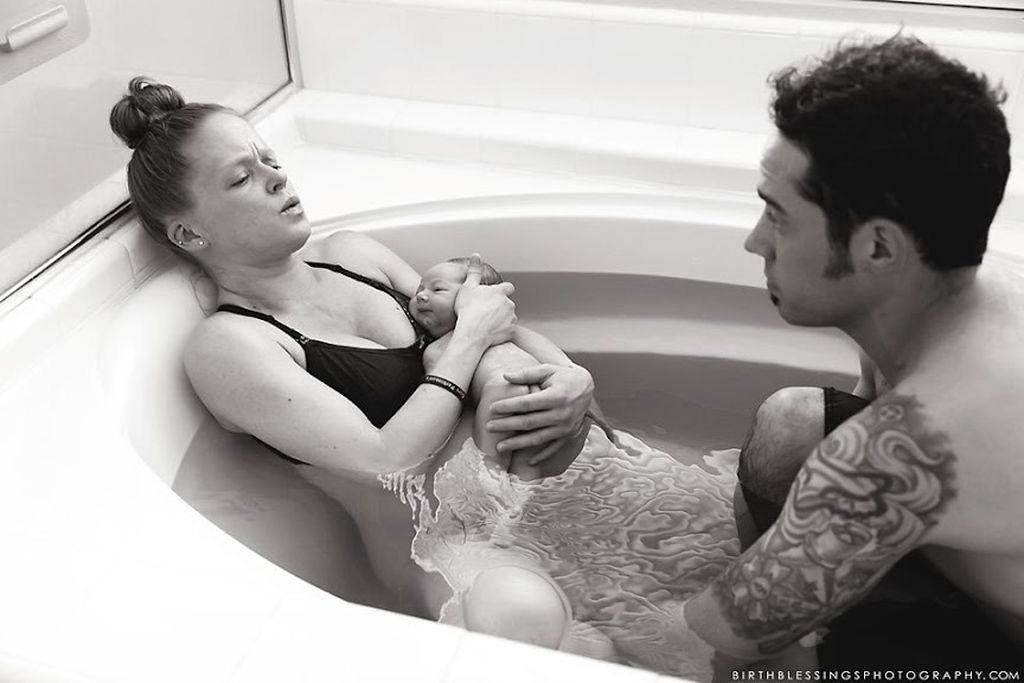 Απίστευτο: Αυτός ο πατέρας ξεγέννησε τα δίδυμά τους μέσα στη μπανιέρα (pics)