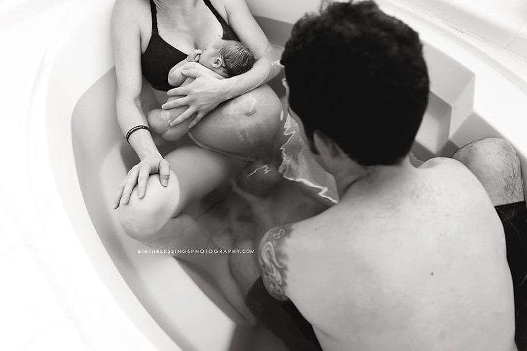 Απίστευτο: Αυτός ο πατέρας ξεγέννησε τα δίδυμά τους μέσα στη μπανιέρα (pics)