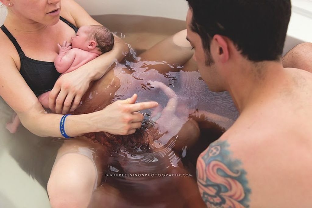 Απίστευτο: Αυτός ο πατέρας ξεγέννησε τα δίδυμά τους μέσα στη μπανιέρα (pics)