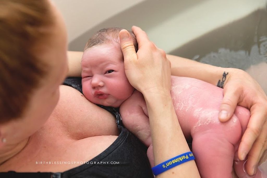 Απίστευτο: Αυτός ο πατέρας ξεγέννησε τα δίδυμά τους μέσα στη μπανιέρα (pics)