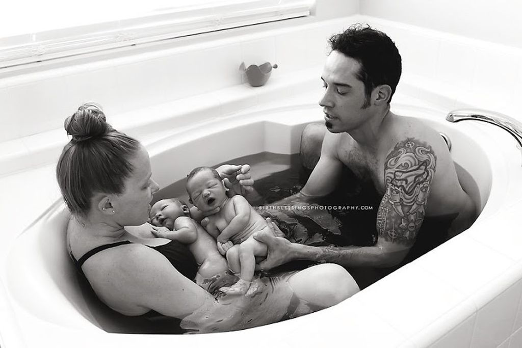 Απίστευτο: Αυτός ο πατέρας ξεγέννησε τα δίδυμά τους μέσα στη μπανιέρα (pics)