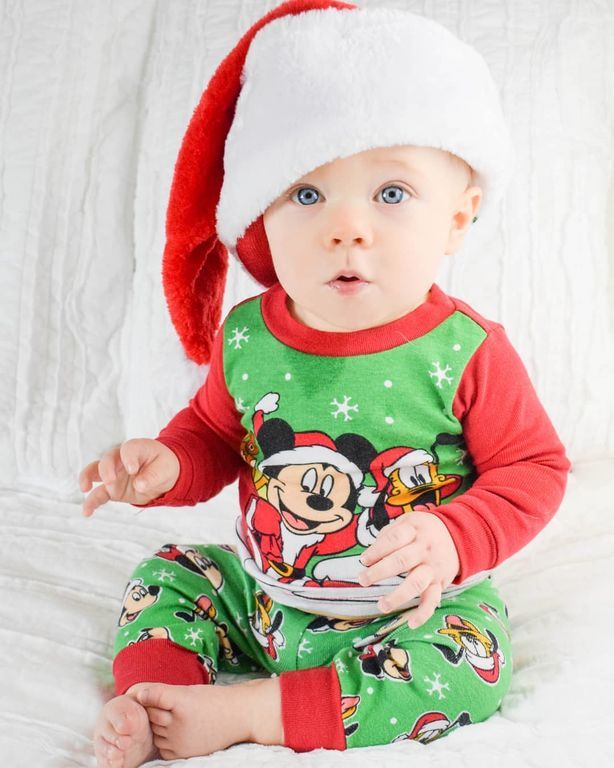 Γονείς φωτογραφίζουν τα παιδιά τους σε χριστουγεννιάτικο ντεκόρ (pics) 