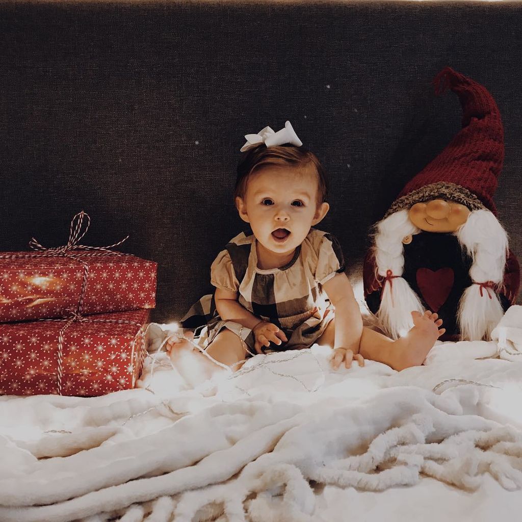 Γονείς φωτογραφίζουν τα παιδιά τους σε χριστουγεννιάτικο ντεκόρ (pics) 