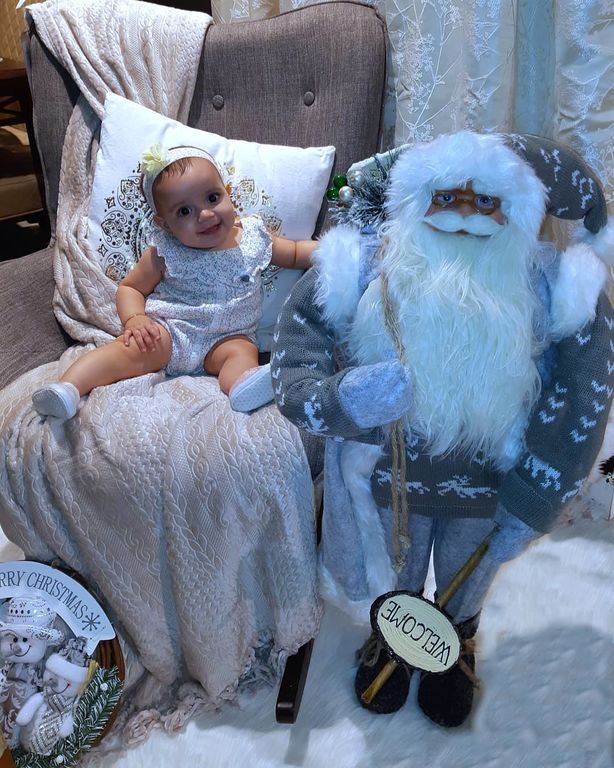 Γονείς φωτογραφίζουν τα παιδιά τους σε χριστουγεννιάτικο ντεκόρ (pics) 