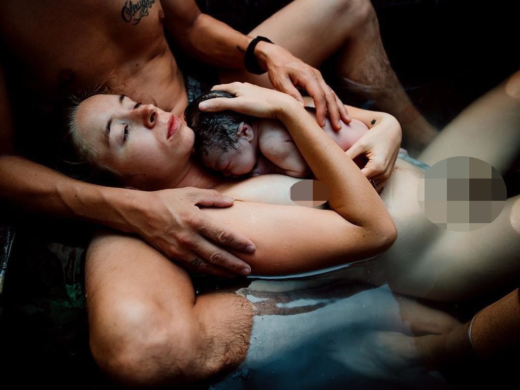 Συγκλονιστικές φωτογραφίες μητρότητας που όμοιές της δεν έχει δει (pics)