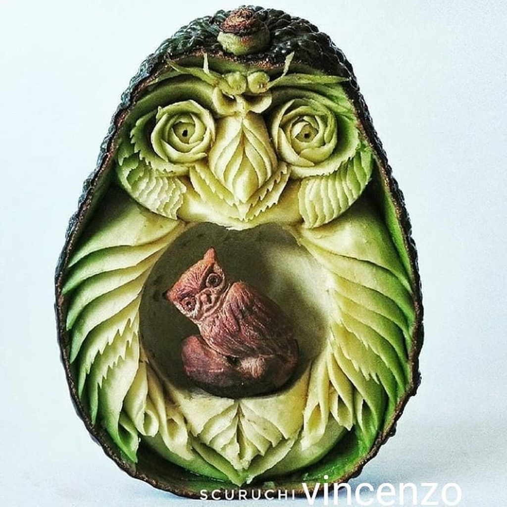 Εντυπωσιακό! Μετατρέπει φρούτα και λαχανικά σε υπέροχα… γλυπτά (pics) 