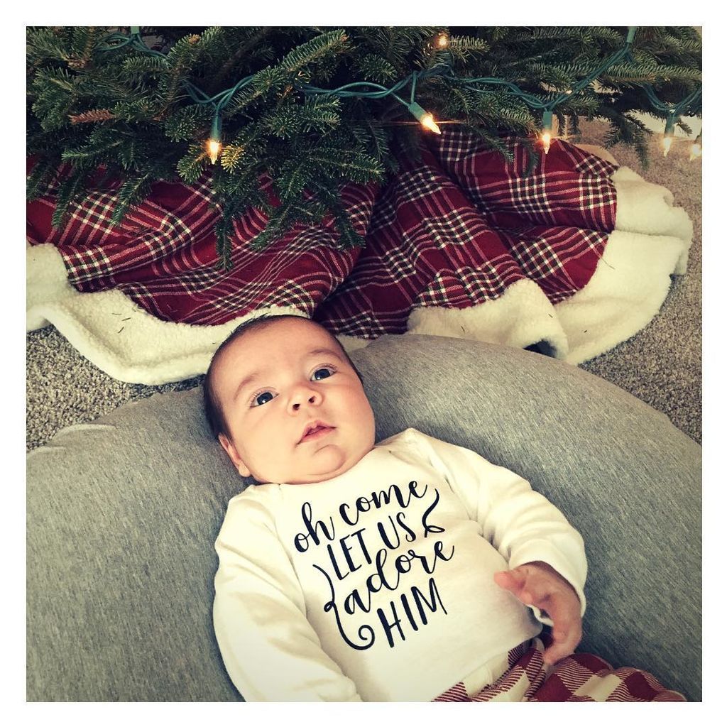 Γονείς φωτογραφίζουν τα πρώτα Χριστούγεννα με το μωρό τους (pics) 