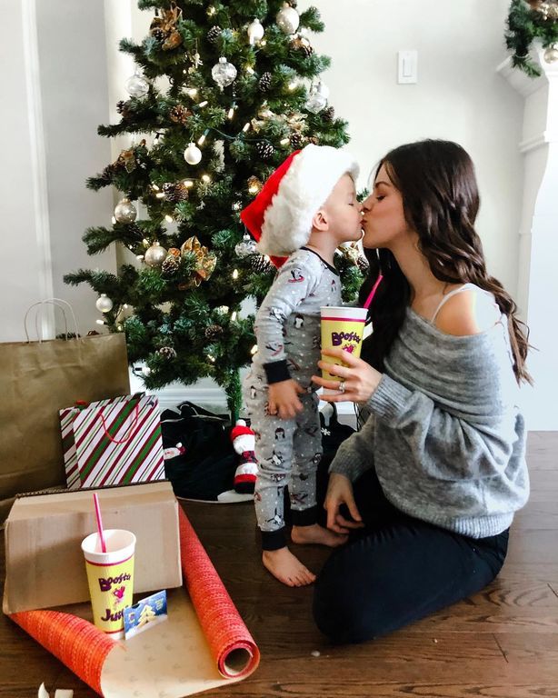 Γονείς φωτογραφίζουν τα πρώτα Χριστούγεννα με το μωρό τους (pics) 