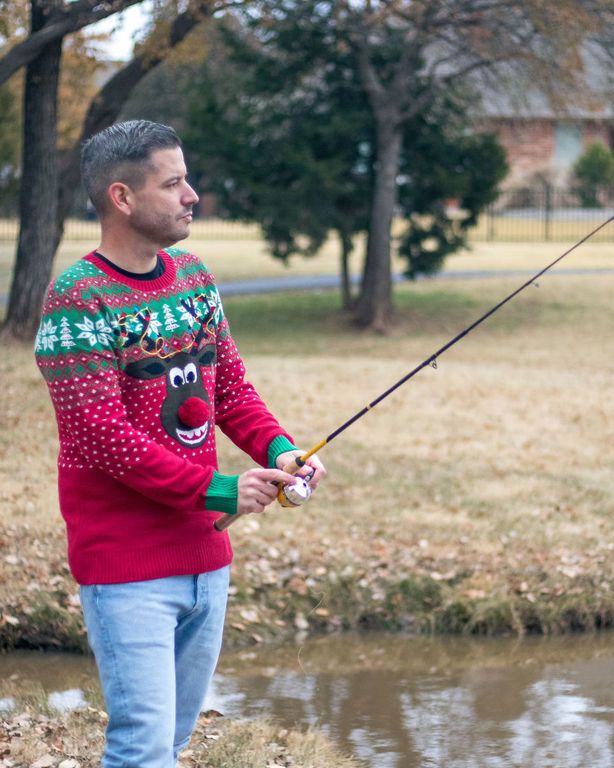 Πόζαρε φορώντας τα πιο αστεία χριστουγεννιάτικα ρούχα που έχετε δει (pics) 