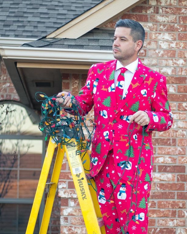 Πόζαρε φορώντας τα πιο αστεία χριστουγεννιάτικα ρούχα που έχετε δει (pics) 