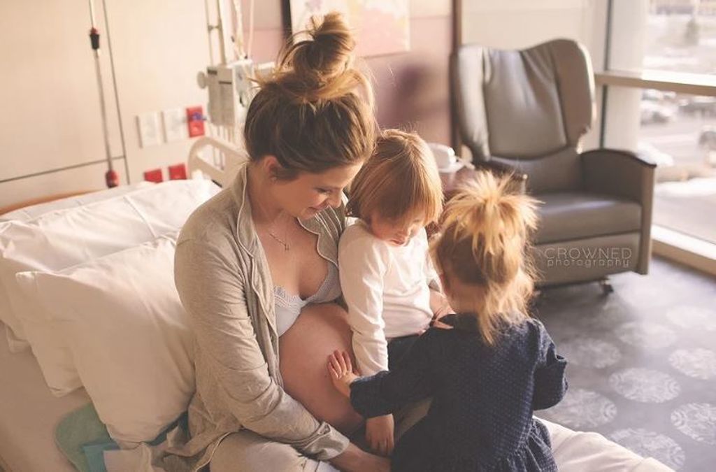 Η τελευταία αγκαλιά στη μαμά, λίγο πριν έρθει η αδερφούλα της - Ό,τι πιο συγκινητικό (pics)