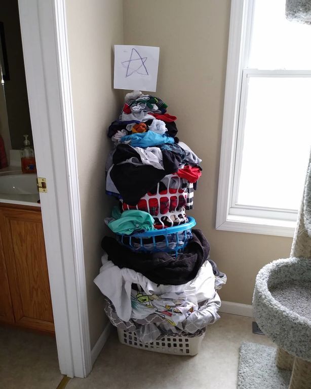 Είσαι μάνα; Μάλλον αυτό το χριστουγεννιάτικο δέντρο το έχεις φτιάξει πολλές φορές (pic)