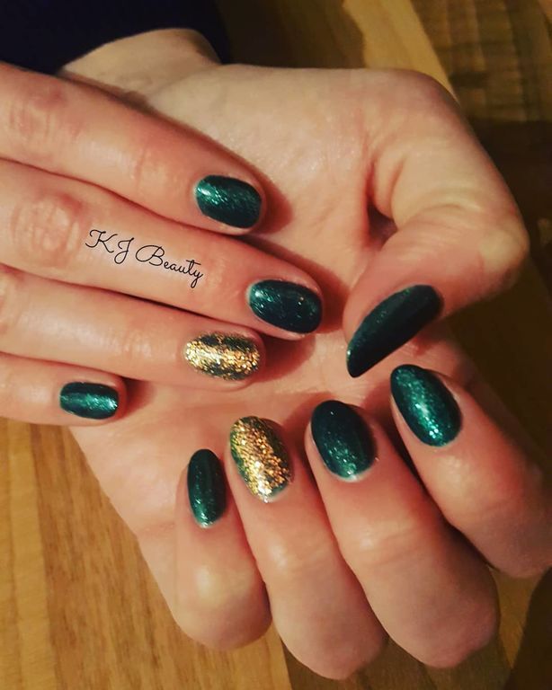 Είκοσι πέντε χριστουγεννιάτικες ιδέες για εντυπωσιακό μανικιούρ (pics) 