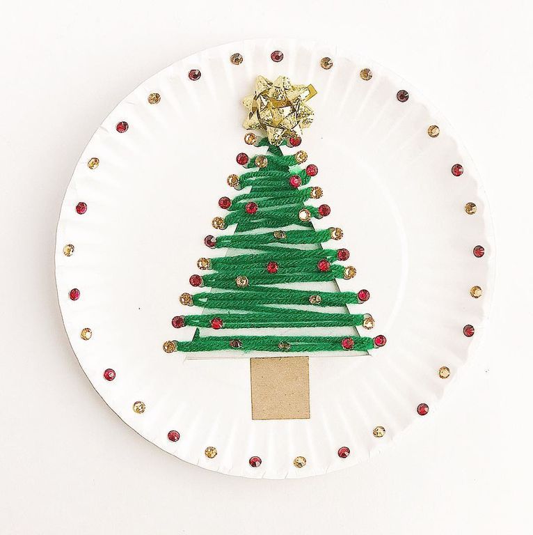 Χριστουγεννιάτικο δέντρο: θα χρειαστείτε πράσινο νήμα/ στρασάκια/ κόλλα/ ένα χάρτινο δεντράκι - Πώς θα το φτιάξετε: Τυλίξτε το νήμα γύρω από το χάρτινο δεντράκι και κολλήστε τα στρας.