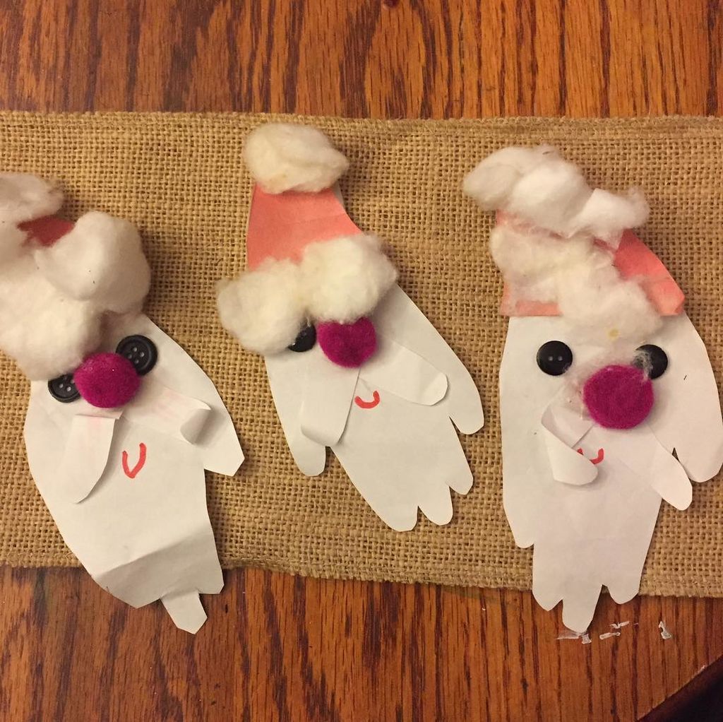 Άγιος Βασίλης: Θα χρειαστείτε κόλλες Α4/κόκκινα πον πον/κόλλα/βαμβάκι/κόκκινο και μαύρο μαρκαδόρο - Πώς θα τα φτιάξετε: Σχεδιάστε την παλάμη του παιδιού σας και όπως φαίνεται και στη φωτογραφία, κολλήστε το βαμβάκι, τα πον πον για μύτη και με τον μαύρο μα