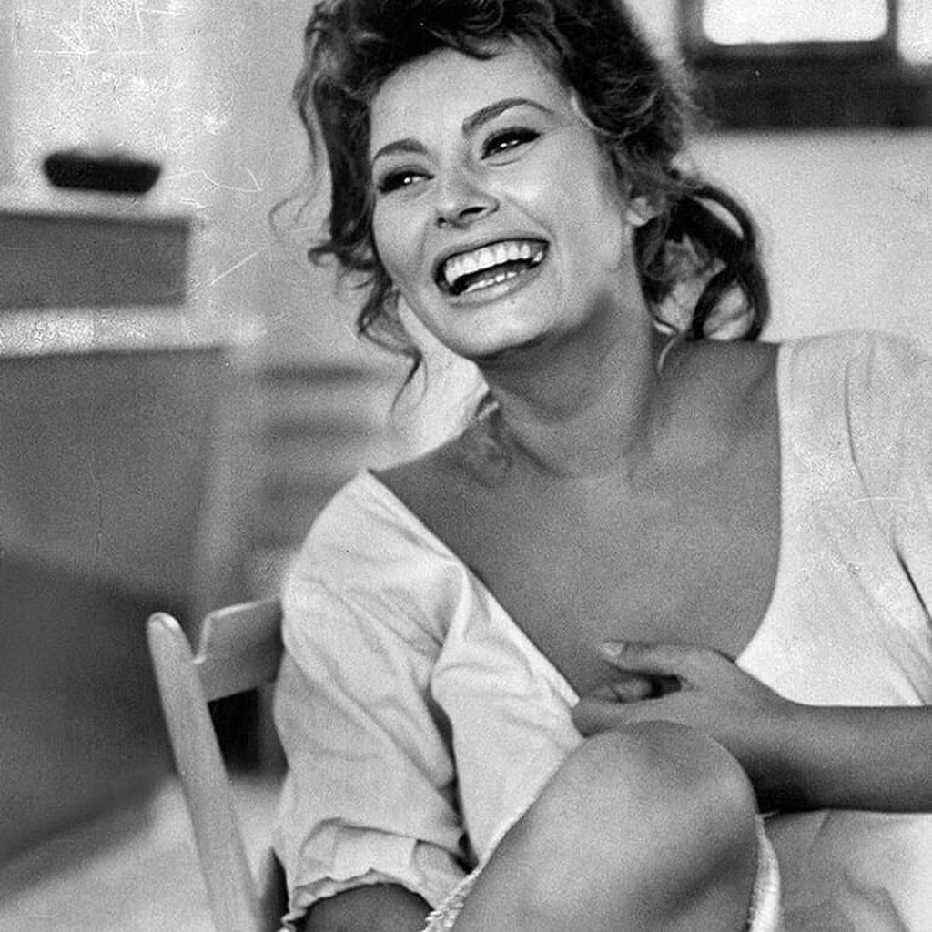 Απέκτησε παγκόσμια φήμη χάρη σε ένα συμβόλαιο για πέντε ταινίες ανάμεσά τους και η ταινία «Πόθοι κάτω από τις λεύκες». Το 1960, η ερμηνεία της στην ταινία «Η Ατιμασμένη» της έφερε πολλά βραβεία σε κινηματογραφικά φεστιβάλ (Καννών, Βενετίας, Βερολίνου) καθ