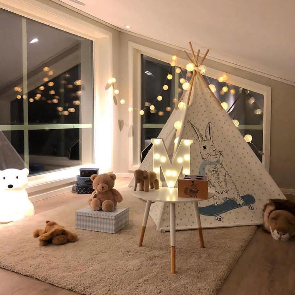 Ιδέες για να στολίσετε με χριστουγεννιάτικα λαμπάκια το παιδικό δωμάτιο (pics)
