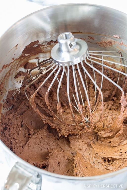 Με το μίξερ, χτυπήστε καλά ώστε να φτιάξετε μια αφράτη μους.