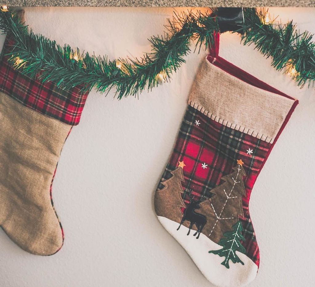 Φτιάξτε εντυπωσιακές χριστουγεννιάτικες κάλτσες για τα δώρα ή τη διακόσμηση του σπιτιού (vid + pics)