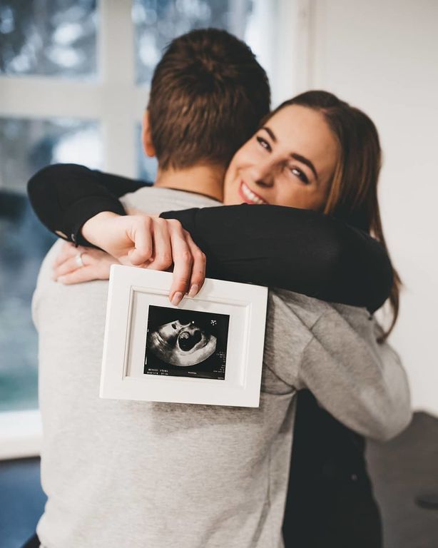 Περήφανες μαμάδες μας δείχνουν την πρώτη φωτογραφία του μωρού τους (pics)