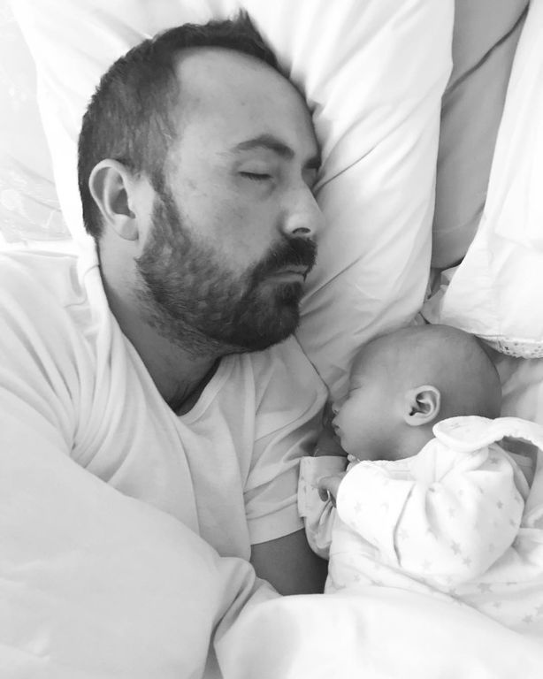 Κάντε ησυχία, ο μπαμπάς κοιμάται: Απίθανες φωτογραφίες με κουρασμένους μπαμπάδες! (pics)