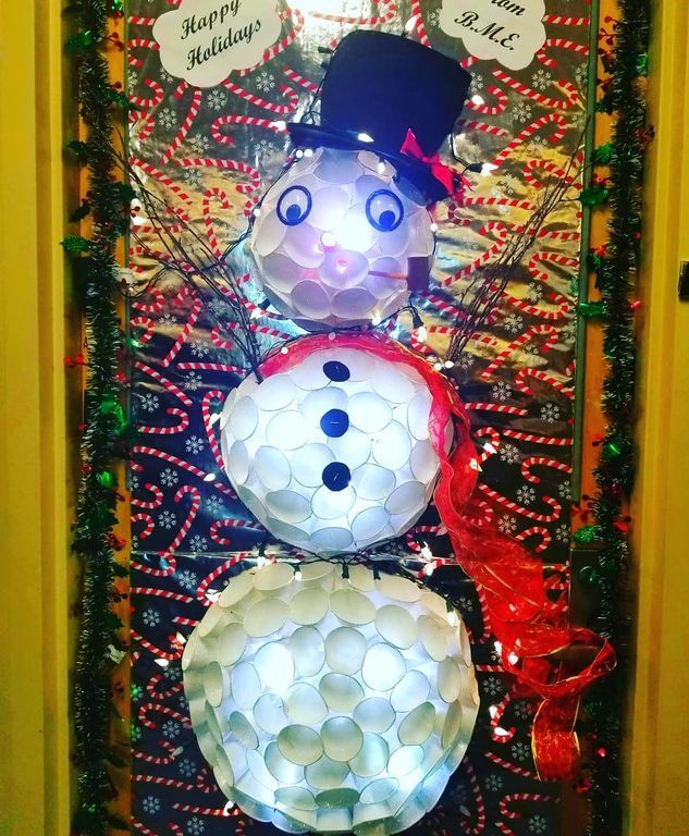 DIY: Έτσι θα φτιάξετε έναν υπέροχο και φωτεινό χιονάνθρωπο με πλαστικά ποτήρια (vid)