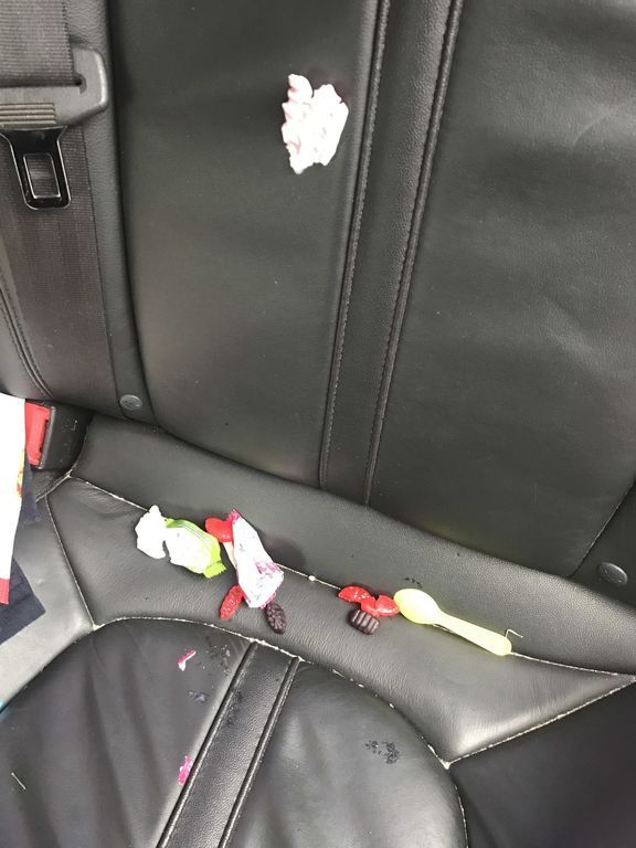 Δείτε τι βρήκαν αυτοί οι γονείς κάτω από το παιδικό κάθισμα του αυτοκινήτου (pics) 