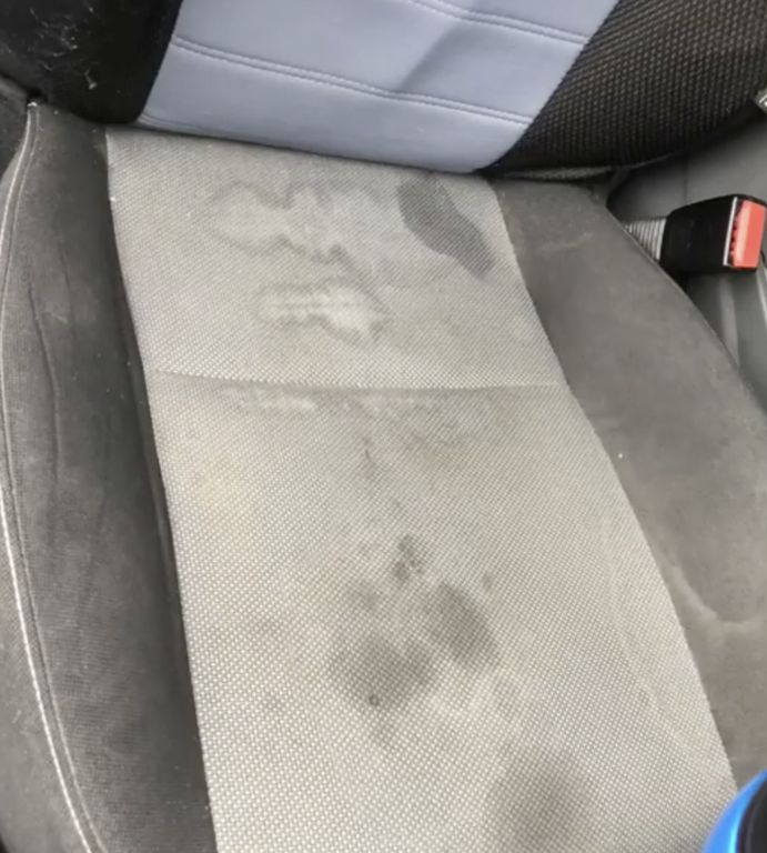 Δείτε τι βρήκαν αυτοί οι γονείς κάτω από το παιδικό κάθισμα του αυτοκινήτου (pics) 