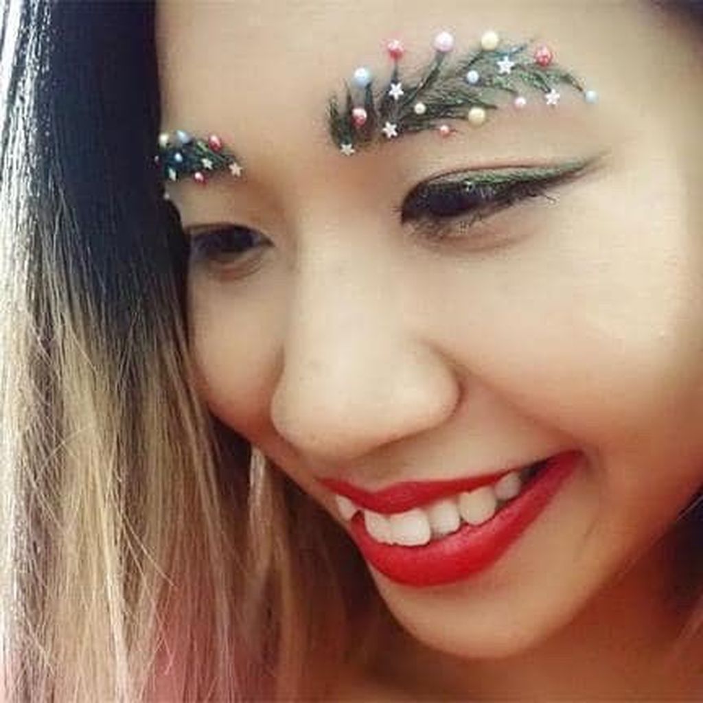 Αυτή η χριστουγεννιάτικη μόδα στα φρύδια έχει διχάσει τις γυναίκες (pics)