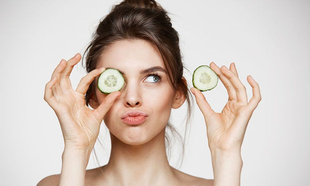 Μάσκα με μόνο τρία υλικά 
Τι θα χρειαστείτε
- Χυμό από 1 λεμόνι
- 2 κ.σ. ζάχαρη και
- 1 κ.σ. ελαιόλαδο

Πώς θα τη φτιάξετε
Τα ανακατεύετε και απλώνετε στο δέρμα σας, αφήνοντας για 20 λεπτά. Η ζάχαρη και το λεμόνι συνεργάζονται για να απομακρύνουν τ