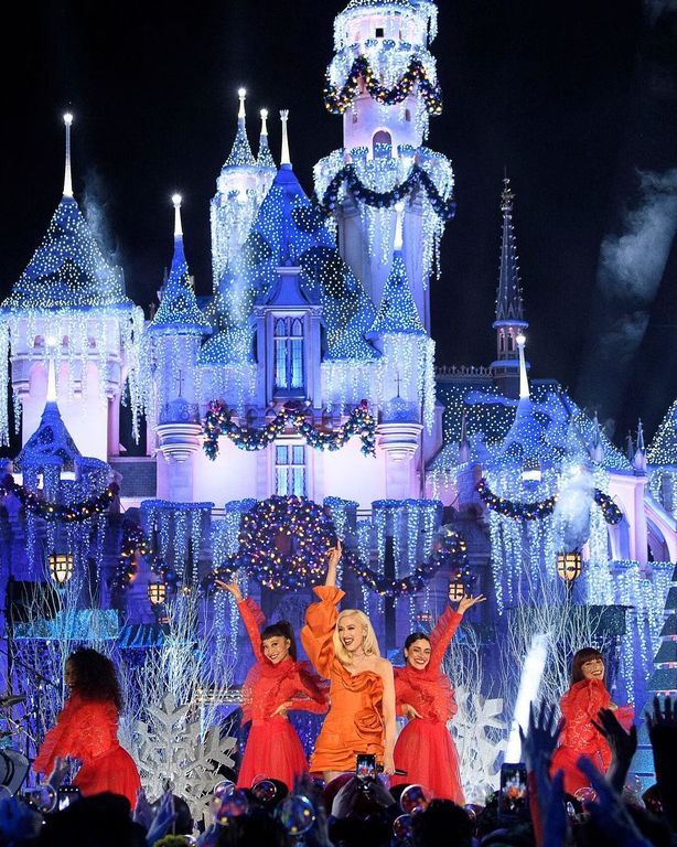 Ποια διάσημη τραγουδίστρια είναι το κοριτσάκι της φωτογραφίας; (pics)