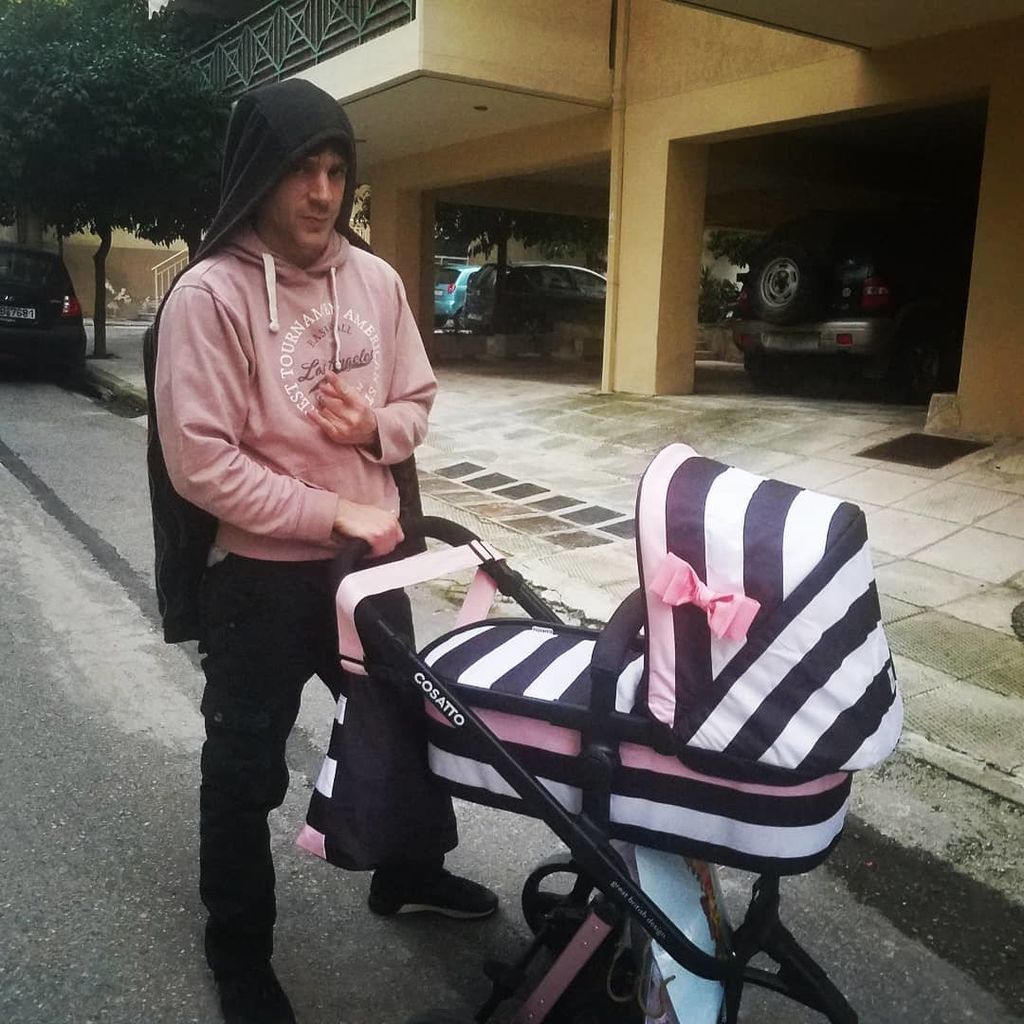 Έλληνας ηθοποιός για βόλτα με την λίγων εβδομάδων κόρη του (pics)